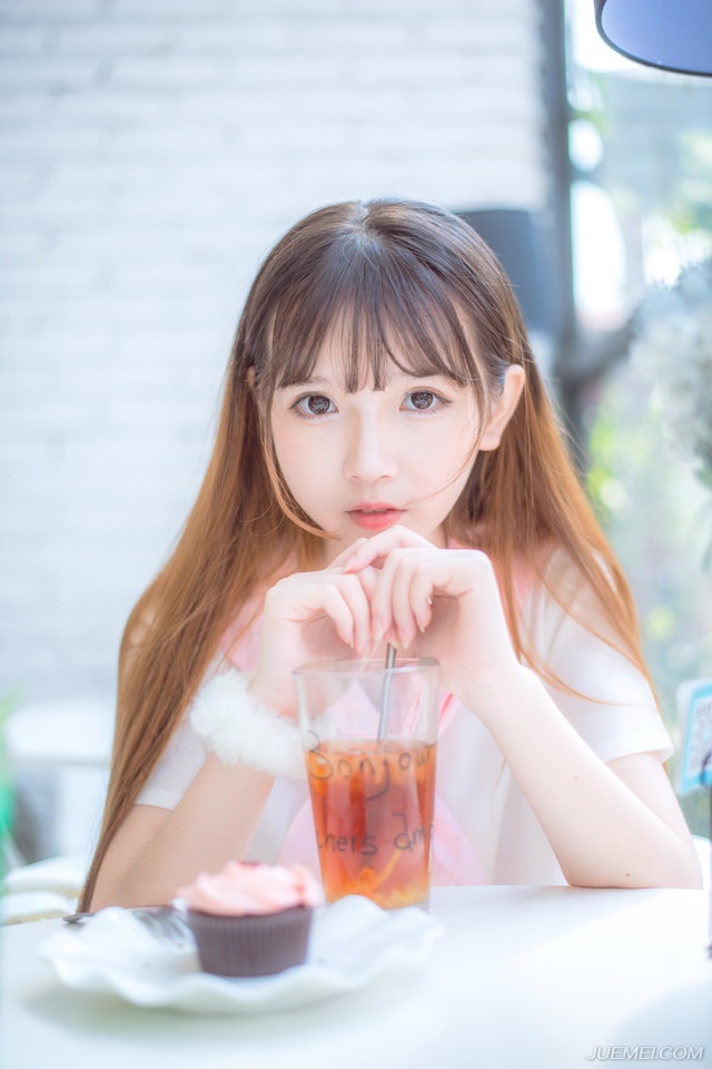 “别看他，就算杀了刘璝，芥蒂已成，而且，诸位真的甘心吗？刘璋于蜀中作为，在下也有所耳闻，就算张任宽宏大量，不计前嫌，但以他的性格，此事早晚会报知刘璋，刘璋会如何对付诸位，我想无需在下多言吧？”庞统看向邓贤，摇头哂笑道。